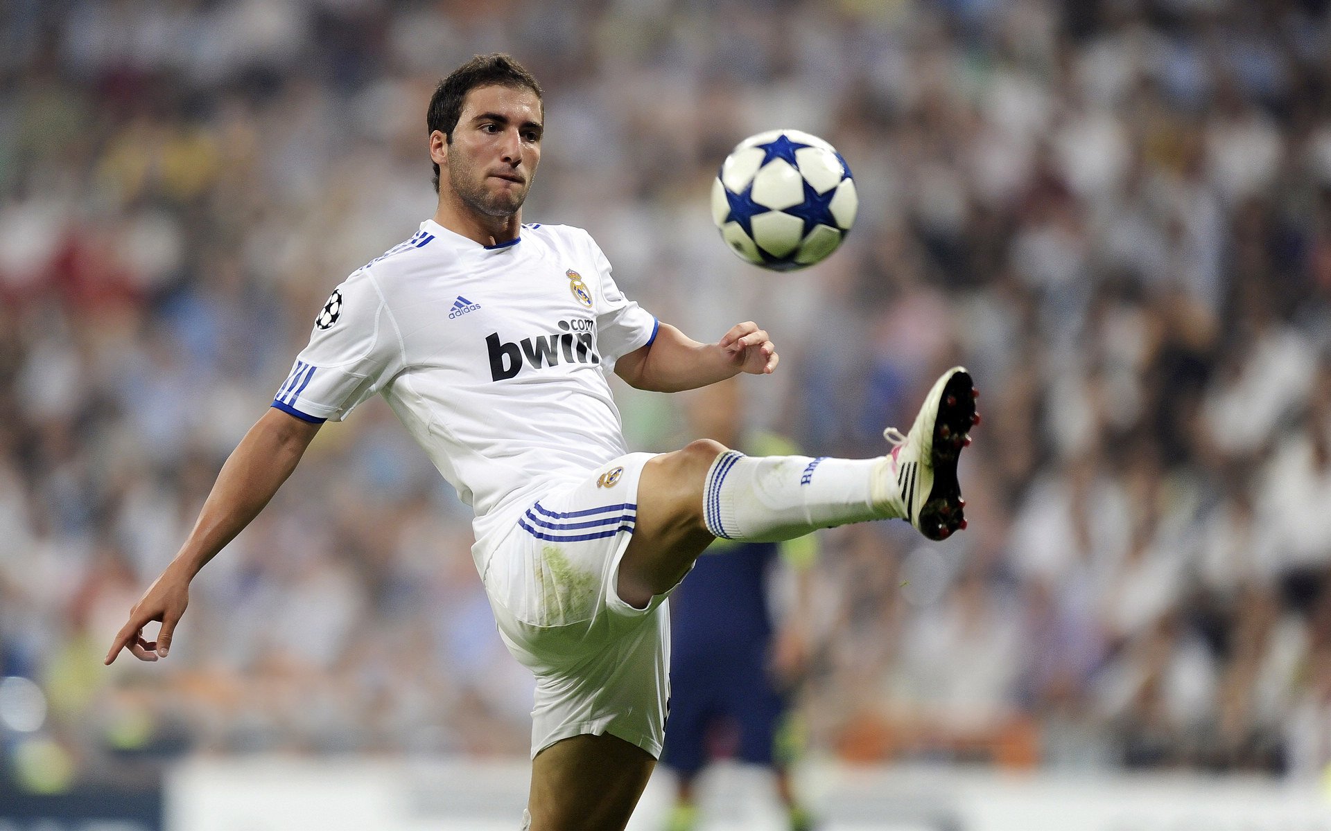 快船组织公益义卖活动筹集儿童基金