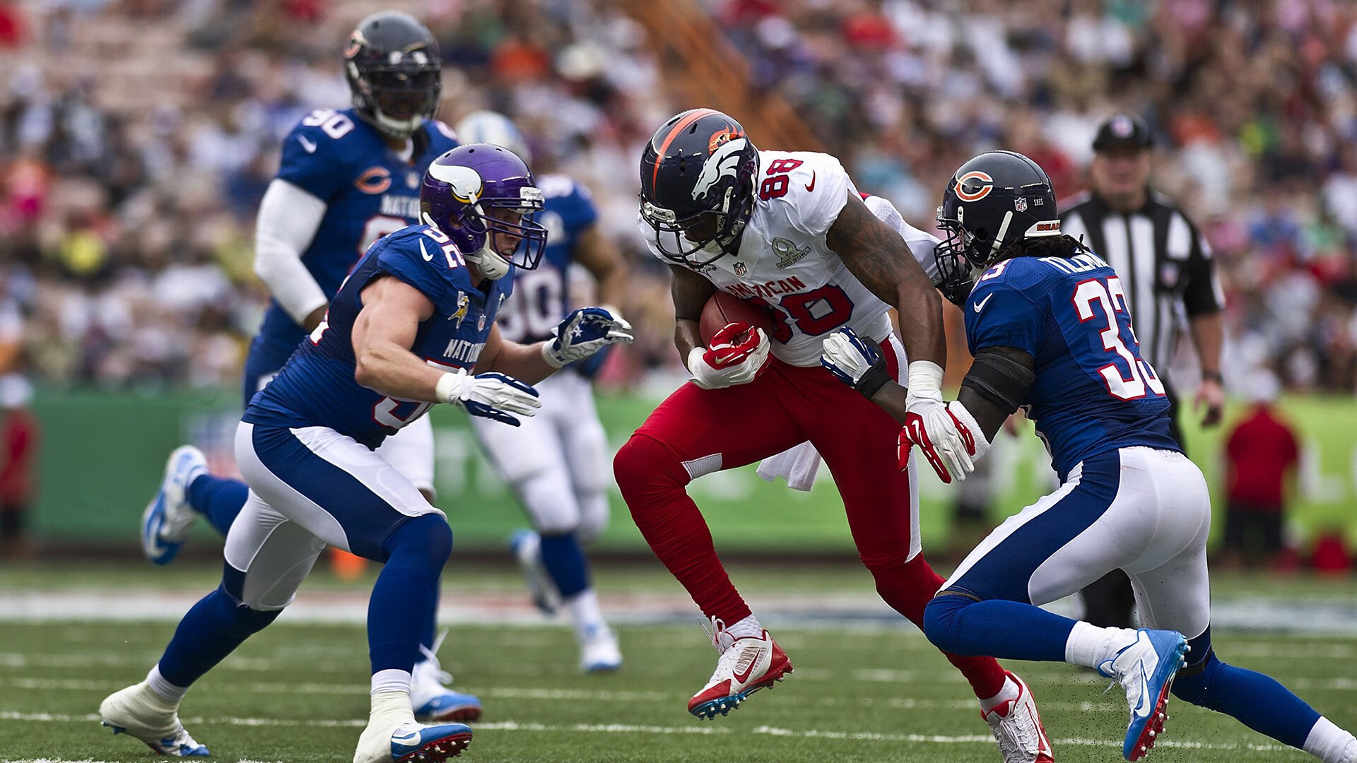 曼联主场球迷齐声高唱队歌壮行，曼联队歌现场版